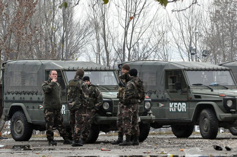 MIRNA NOĆ U KOSOVSKOJ MITROVICI: Policija patrolirala gradom, Srbi se povukli u kuće