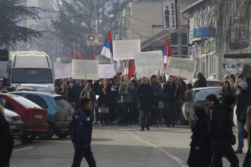 PROTEST U MITROVICI: Oslobodite Olivera Ivanovića, vratite ga njegovoj kući i deci!