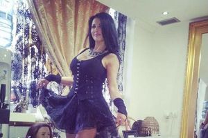 PROVOKATIVNA: Tina Ivanović podigla suknjicu!