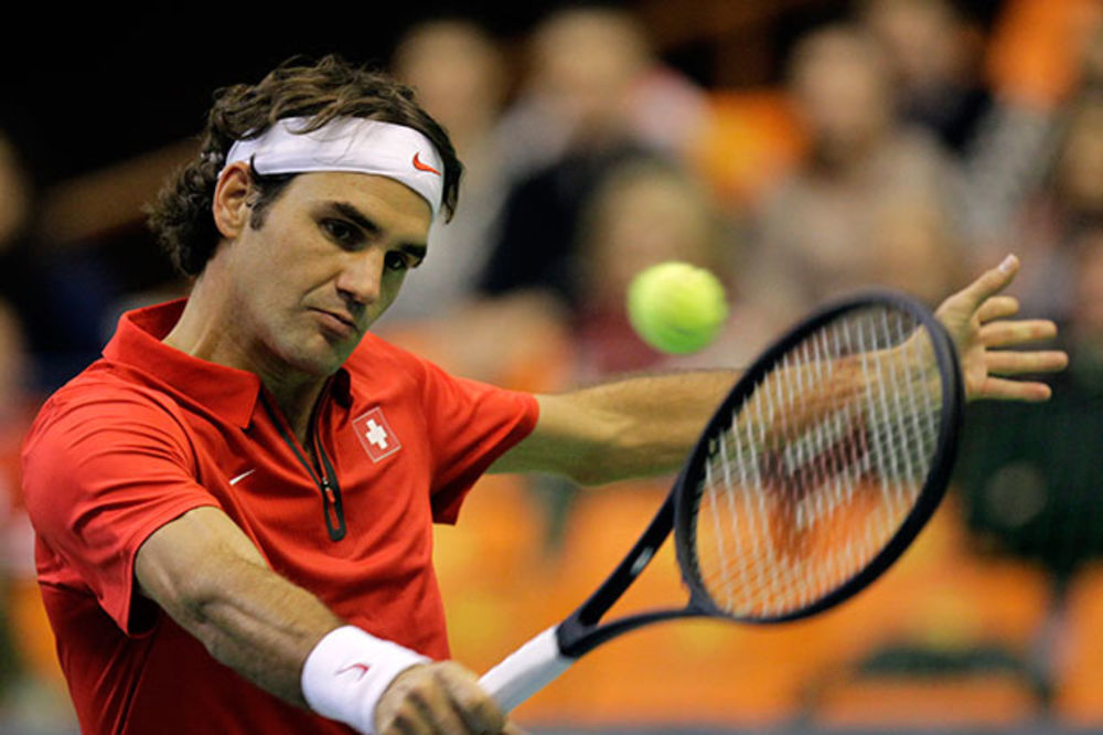 BOZOLJAC NIJE IMAO ŠANSE: Rutinska pobeda Federera za 1:0