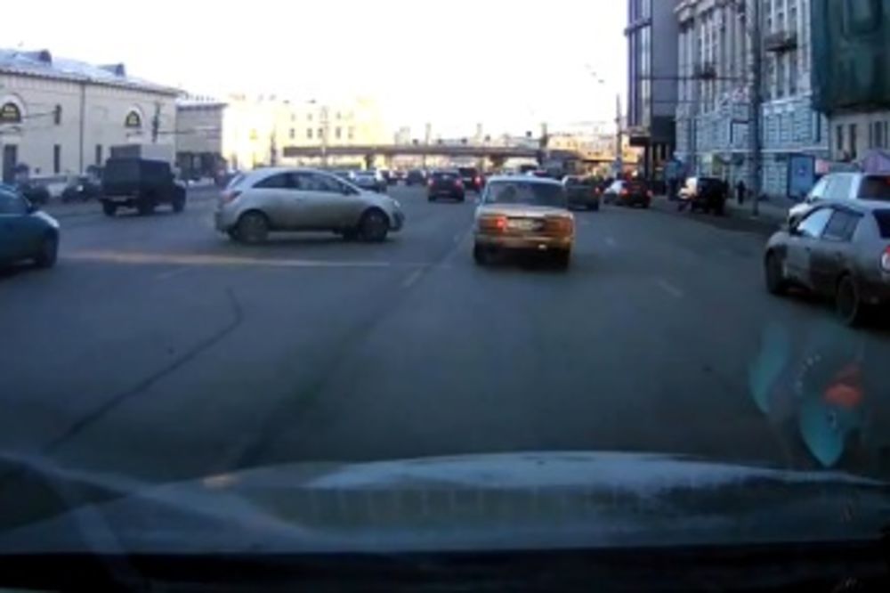 POTEZ DANA: Ruskinja parkirala auto da joj se celi svet divi!