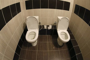 DA LI JE MOGUĆE? Toalet sa dve WC šolje čeka novinare u Sočiju!