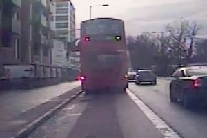ŠOKANTAN VIDEO: Muškarac proleteo kroz staklo autobusa u Londonu