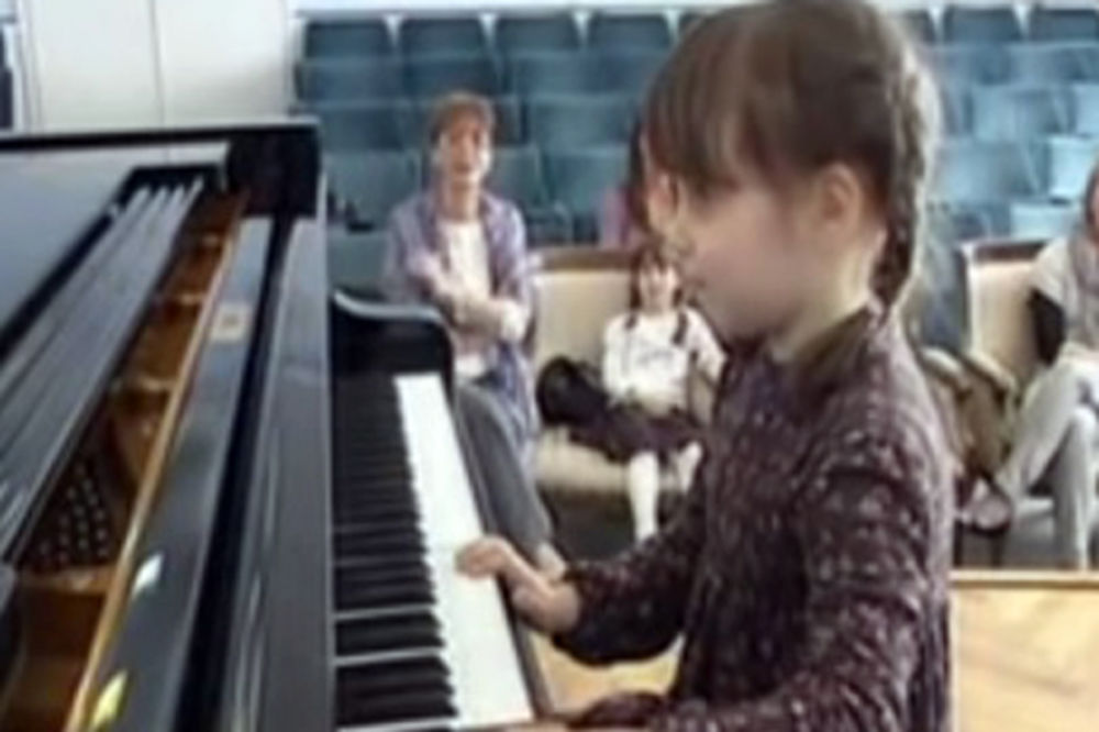 ONA JE PRIMER DRUGIMA: Iskra (9) je slepa ali svira klavir bolje od vršnjaka!