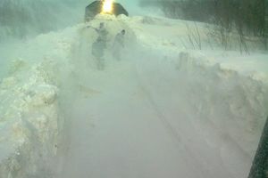 PRUGA PANČEVO-VRŠAC: Dve lokomotive zavejane u 4 metra snega!