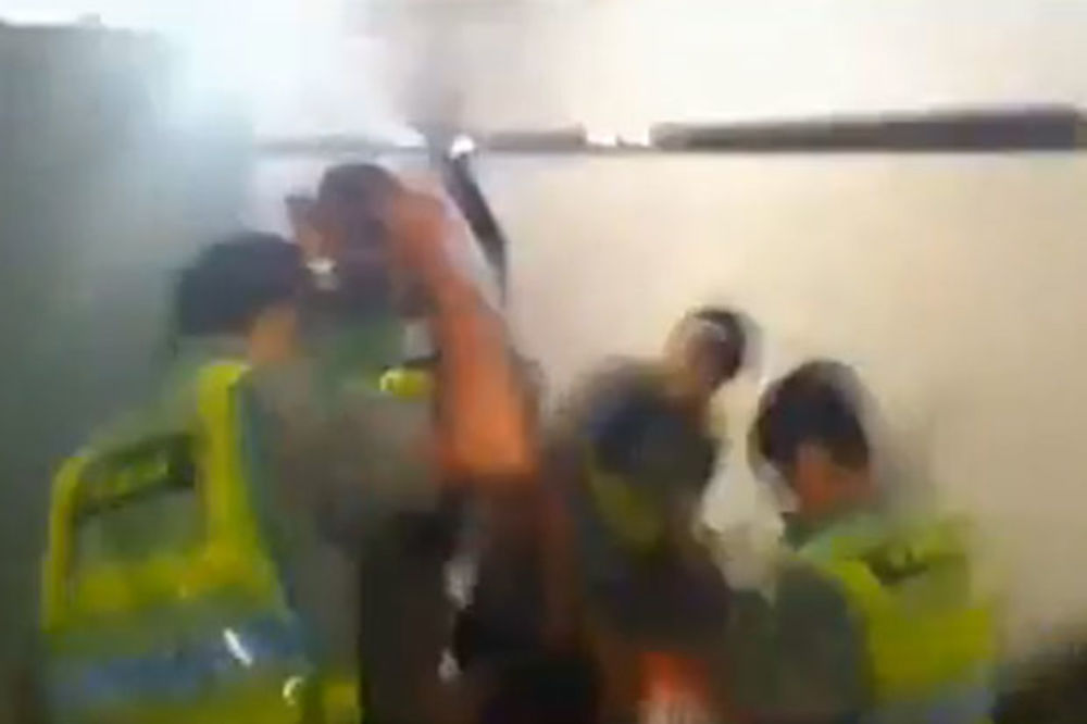 NEVIĐENA BRUTALNOST: Brazilski policajci pretukli navijača! (VIDEO)