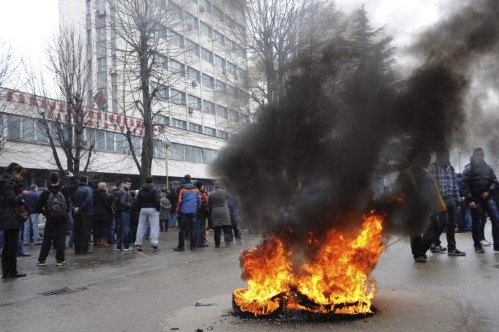 RAT U TUZLI: Bačen suzavac na demonstrante, ministri pobegli