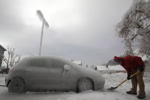 ZALEĐENO POLA SLOVENIJE: Led okovao drveće, vozove i automobile!