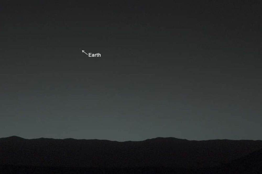 TAČKA U SVEMIRU: Pogledaje prvu fotografiju Zemlje snimljenu sa Marsa