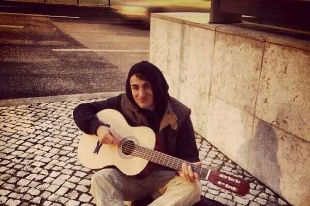 ULIČNI SVIRAČ: Lazar Marković uz gitaru zabavljao prolaznike u centru Lisabona