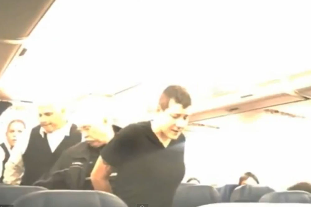 Avion prinudno sletio jer je pijana žena htela seks sa putnikom