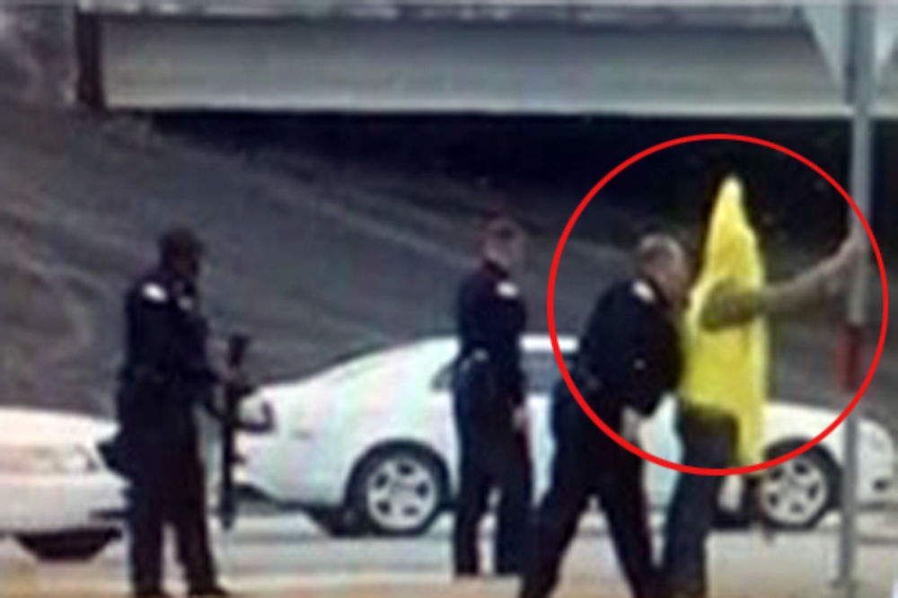 Obukao se u bananu i zauzeo raskrsnicu sa kalašnjikovim!