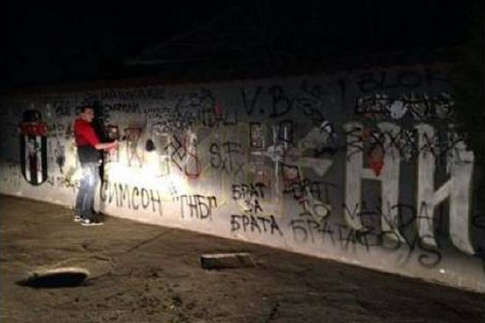 PROVOKACIJA: Veljko Ražnatović urinira po grafitima Grobara!
