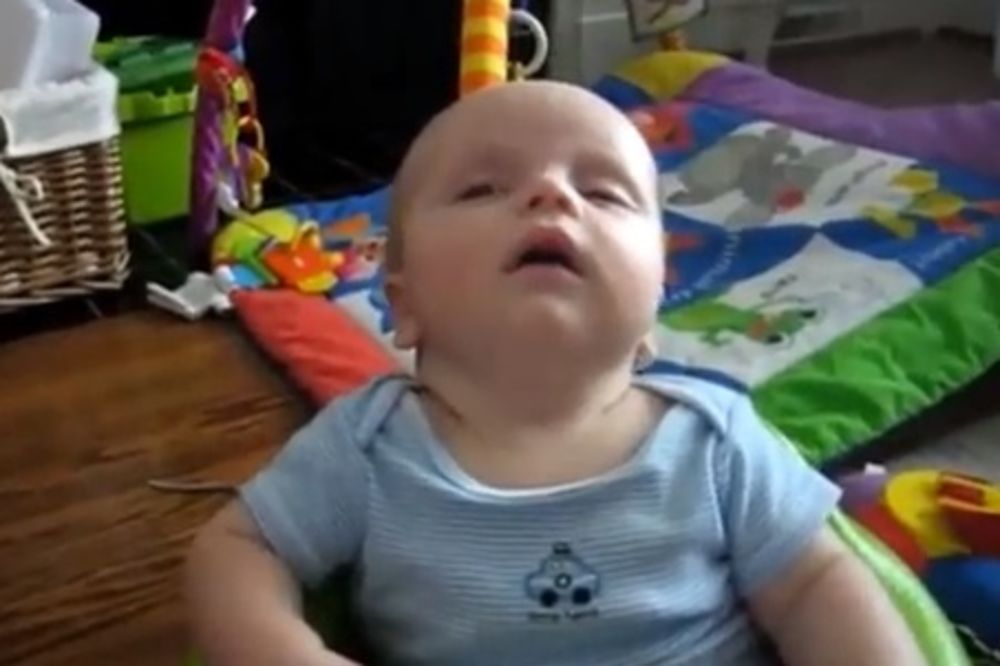 BORE SE SA SNOM: Preslatke bebe pokušavaju da se ne uspavaju!