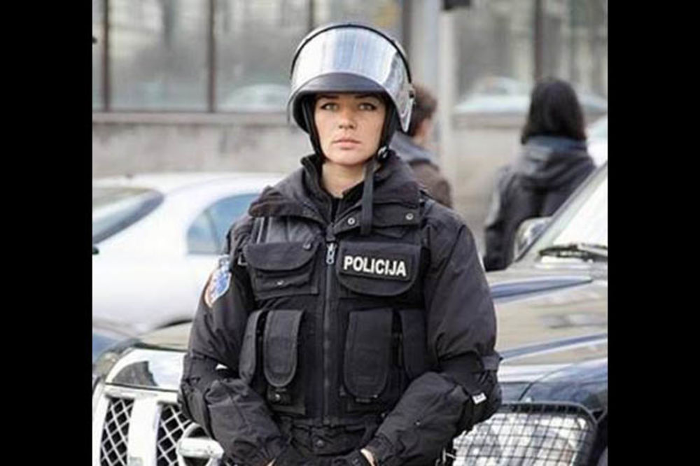 NAORUŽANA LEPOTOM: Policajka iz Sarajeva hit na društvenim mrežama