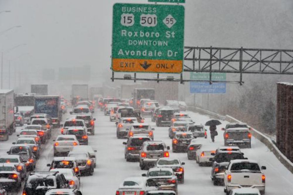 NEVREME U SAD: 13 osoba poginulo u snežnoj oluji