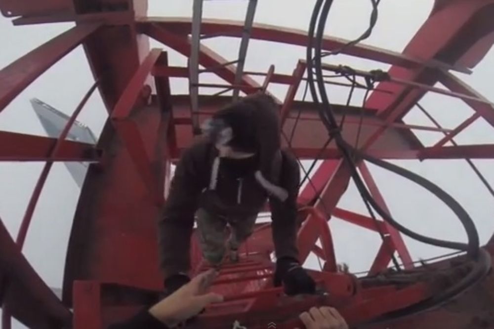 URBANE NINDŽE U ŠANGAJU: Bez opreme se popeli na toranj od 650 metara!
