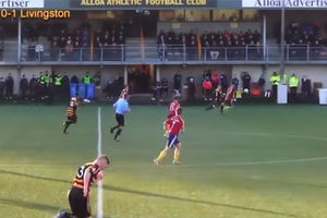 ŠKOTSKA HAUBICA: Fudbaler Livingstona lobovao golmana sa 40 metara!