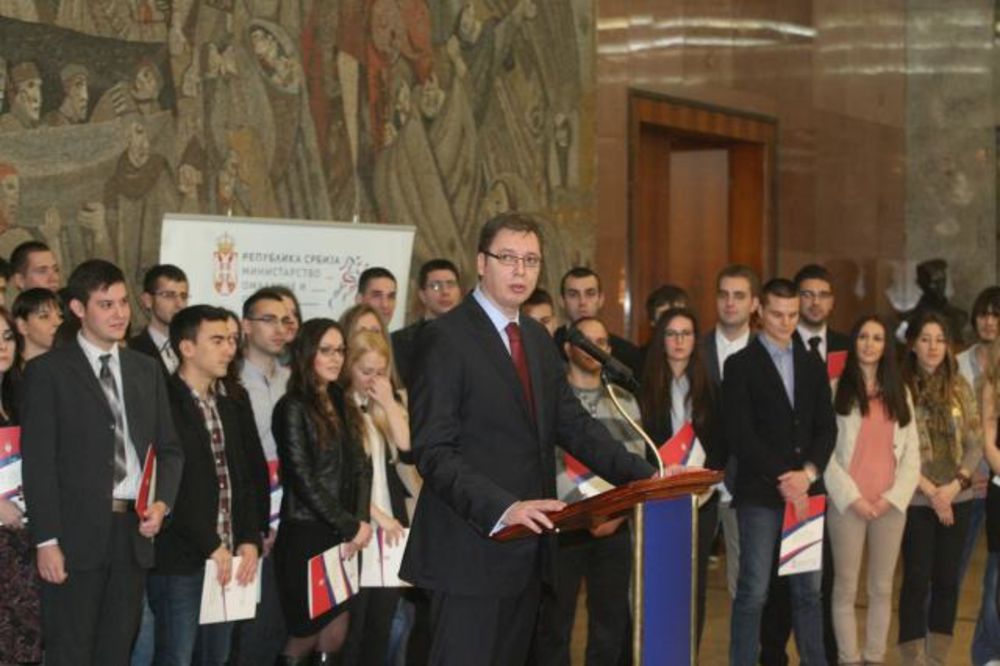 Vučić i Udovičić dodelili stipendije najboljim studentima