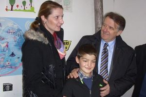 MERĆEZ: Tomislav Jovanović poklonio kompijuter školi sa jednim đakom
