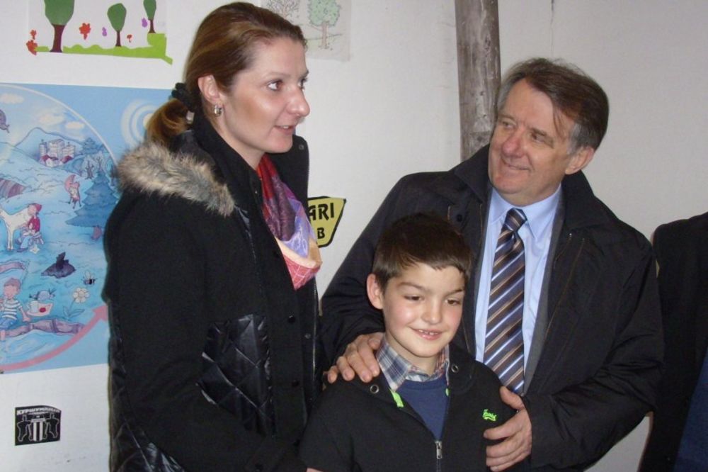 MERĆEZ: Tomislav Jovanović poklonio kompijuter školi sa jednim đakom