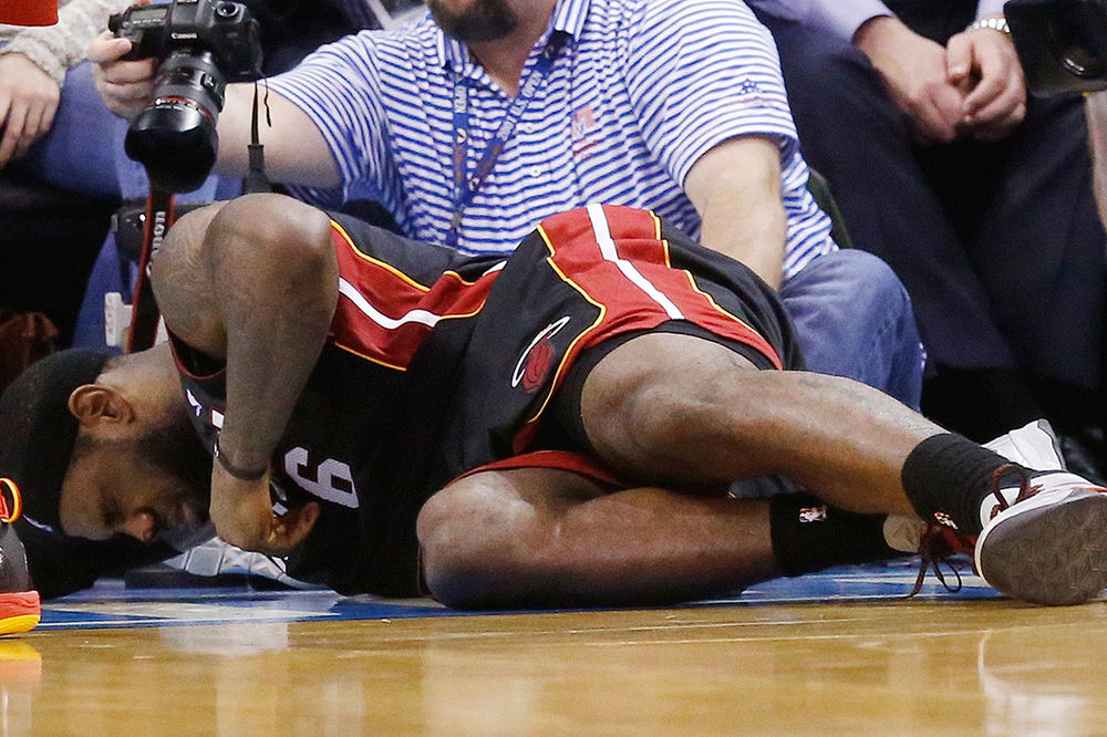 NBA: Lebron razbijenog nosa predvodio Majami do pobede protiv Oklahome