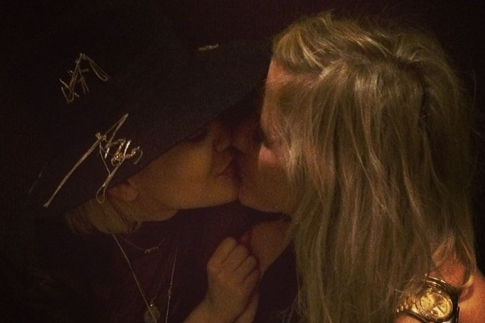 LEZBO AKCIJA: Rita Ora i Elen Goulding se strasno poljubile!