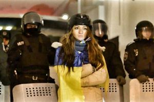 LJUBAVNA PRIČA: U haosu Kijeva buknula ljubav demonstrantkinje i policajca