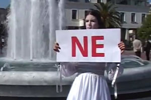 MISTERIOZNA DEVOJKA: Lepotica u beloj haljini ćuti na Trgu Republike u Podgorici!
