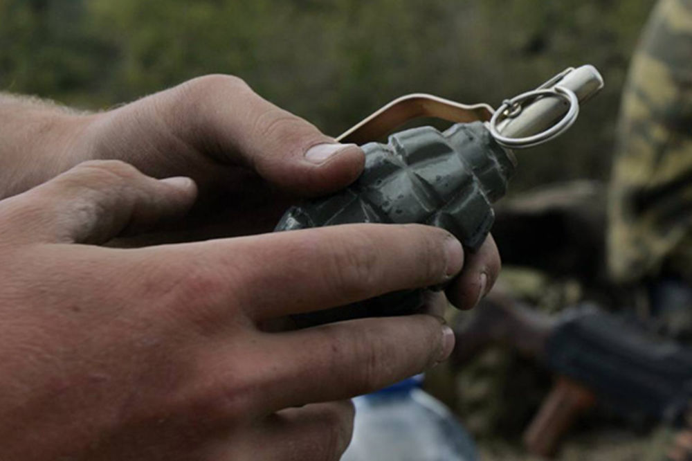 UZNEMIRENI SRBI S KOSOVA: Bačena bomba kod dečjeg igrališta u Orahovcu