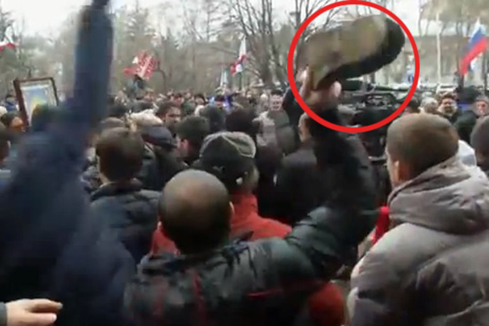 VIDEO: Demonstranti se u Ukrajini gađaju čime stignu! Lete kamenice, flaše, cipele...