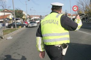 ZAKON VAŽI ZA SVE: Saobraćajci sad pišu kazne i kolegama u službenom vozilu