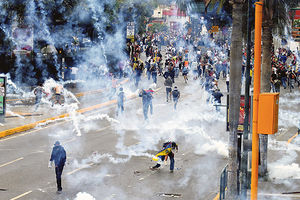 HAOS U VENECUELI: Pobili se s policijom jer neće na raspust!