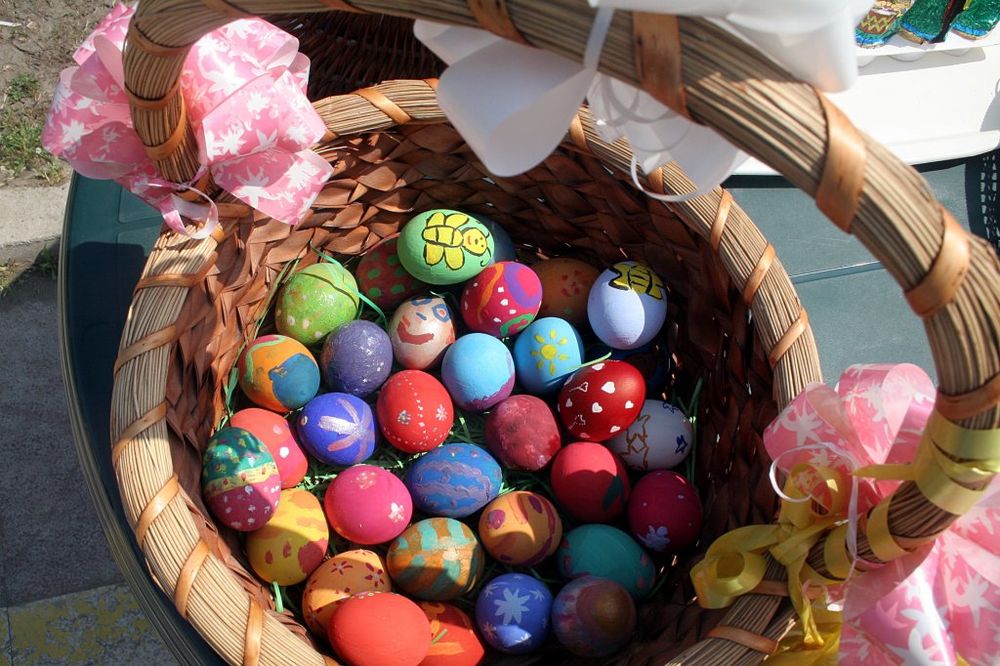 ZABORAVITE ŠTETNU HEMIJU: Ofarbajte jaja bojama iz prirode