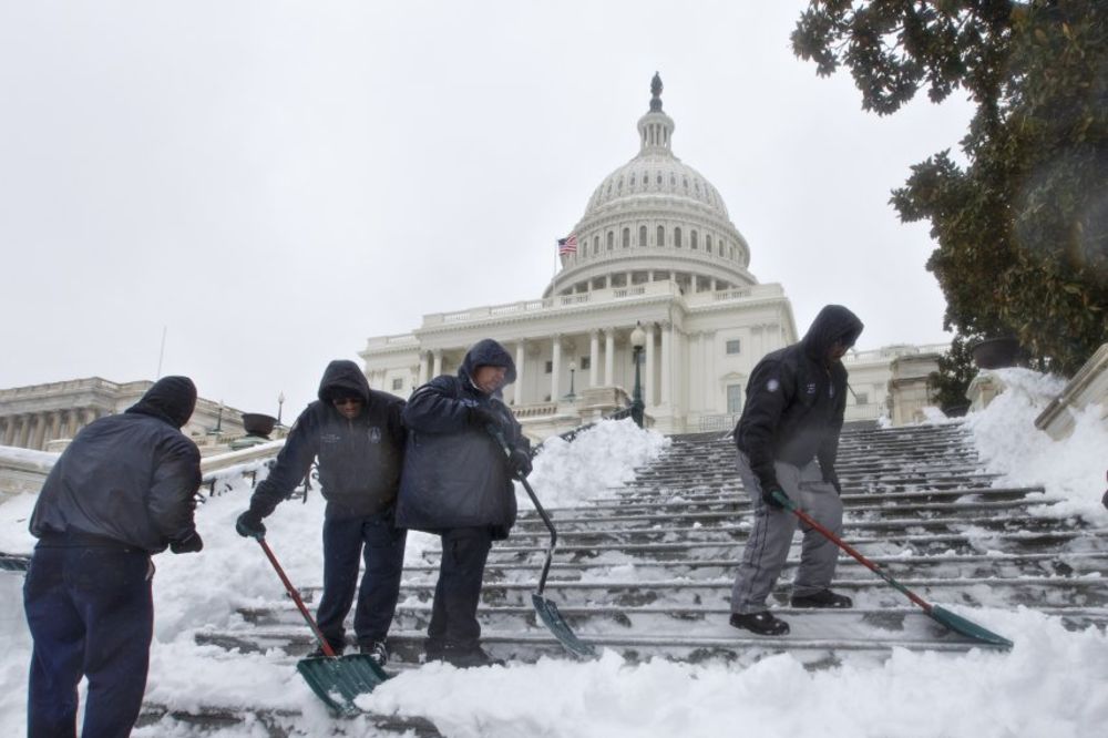 STIŽE RAZORNA SNEŽNA OLUJA: Mećava donosi pola metra snega u Vašington