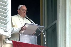 Papa se moli za žrtve poplava u Srbiji!
