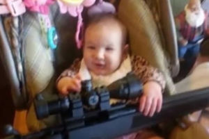 ZGROZIO JAVNOST: Otac objavio fotku bebe s puškom