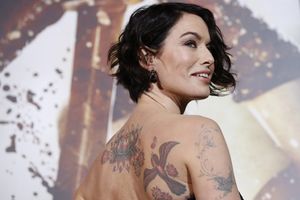 Gola leđa i tetovaže spartanke kraljice na premijeri filma