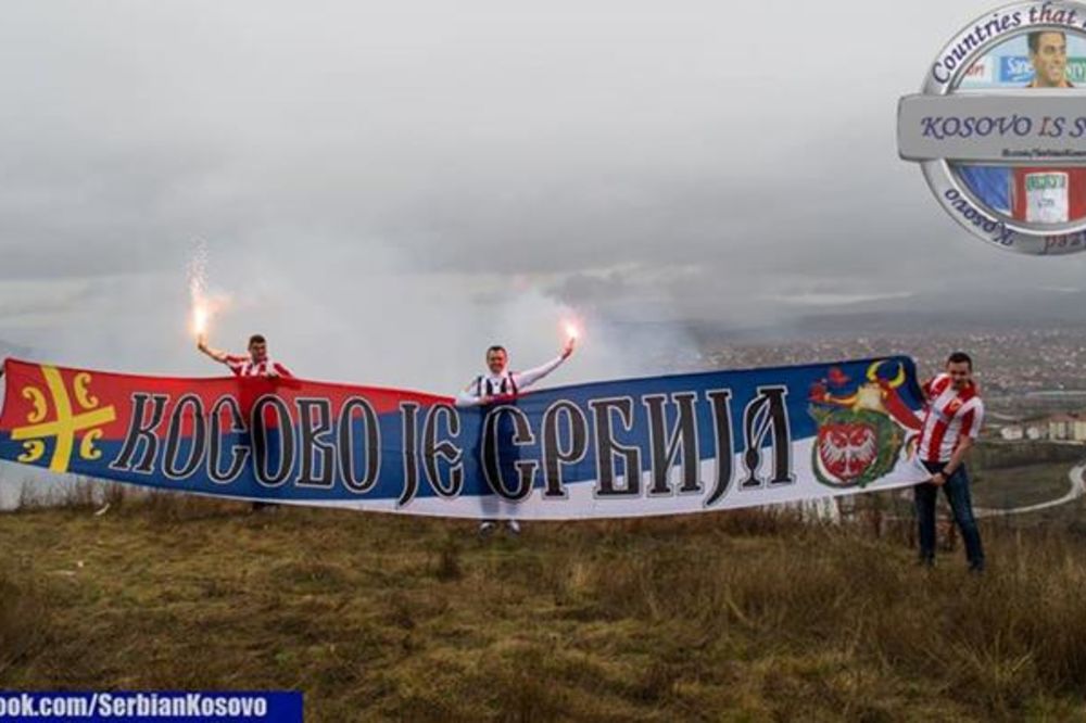 UJEDINJENI: Delije i Grobari istakli transparent Kosovo je Srbija pre meča sa Haitijem