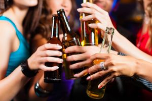 UHAPŠEN MUŠKARAC U NOVOM SADU: Hiljade litara alkohola sa falsifikovanim markicama pronađeno u skladištu na pijaci