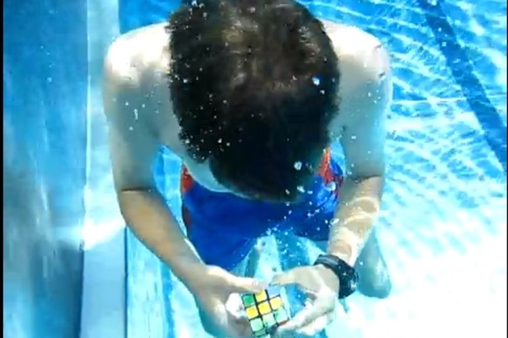 NEVEROVATNO: Pod vodom složio 3 Rubikove kocke za manje od minut!