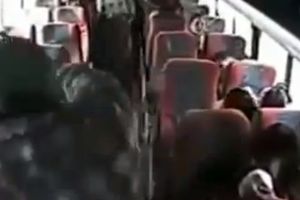 UZNEMIRUJUĆI VIDEO: Oca i sina izrešetali i opljačkali u prepunom autobusu!
