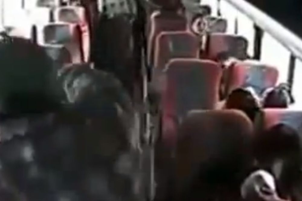 UZNEMIRUJUĆI VIDEO: Oca i sina izrešetali i opljačkali u prepunom autobusu!