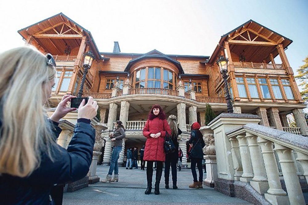(VIDEO) UKRAJINCI ZA KURIR: Janukovič našim novcem kupio imanje, palate, jezera i antičke stubove!