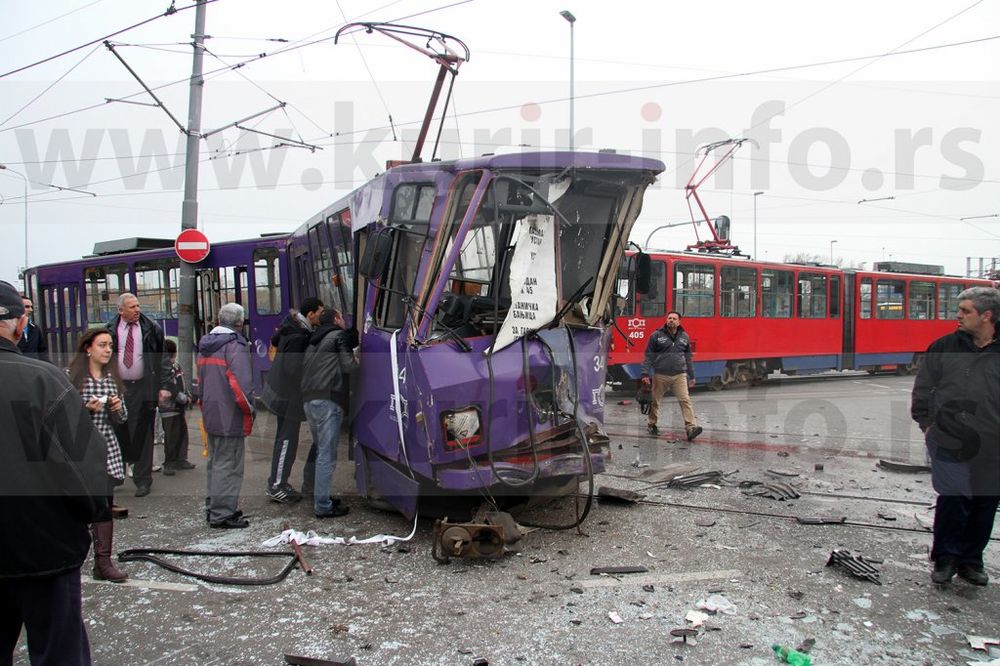 POGLEDAJTE SCENE HORORA: Lančani sudar kamiona i dva tramvaja, 20 povređenih, dvoje kritično