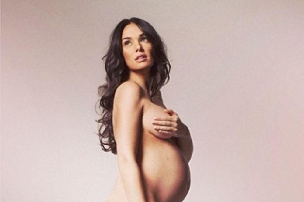 KO OD MAJKE ROĐENA: Tamara Eklston potpuno gola 7 dana pre porođaja!