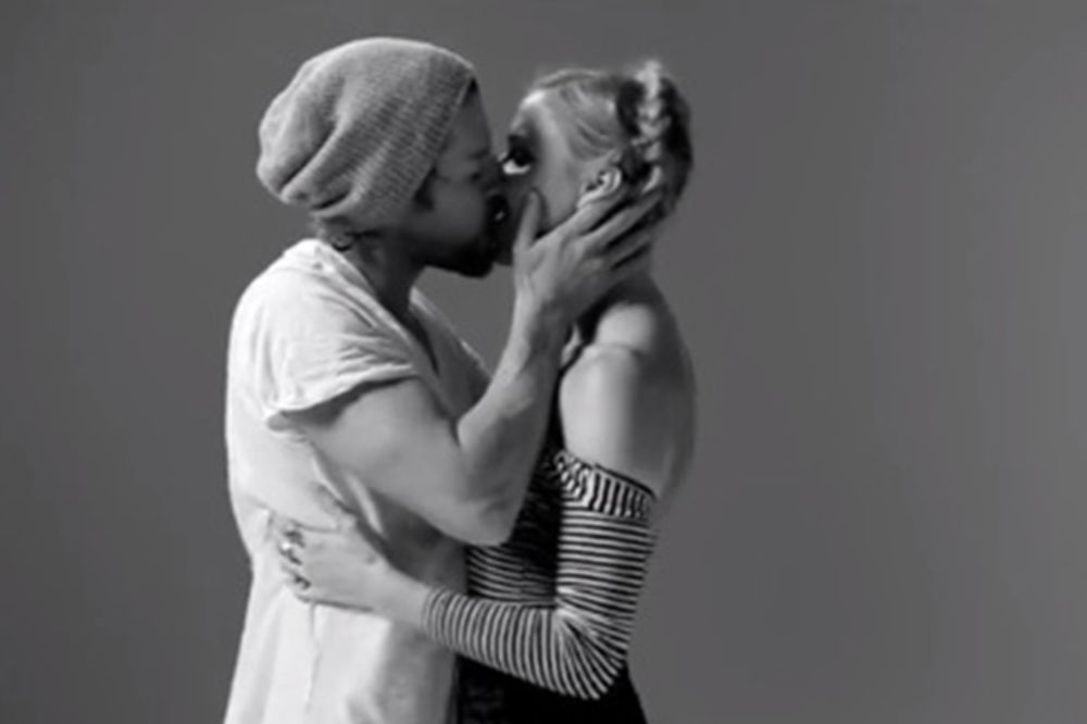 HIT NA DRUŠTVENIM MREŽAMA: Ovako se 20 stranaca prvi put poljubilo pred kamerama!
