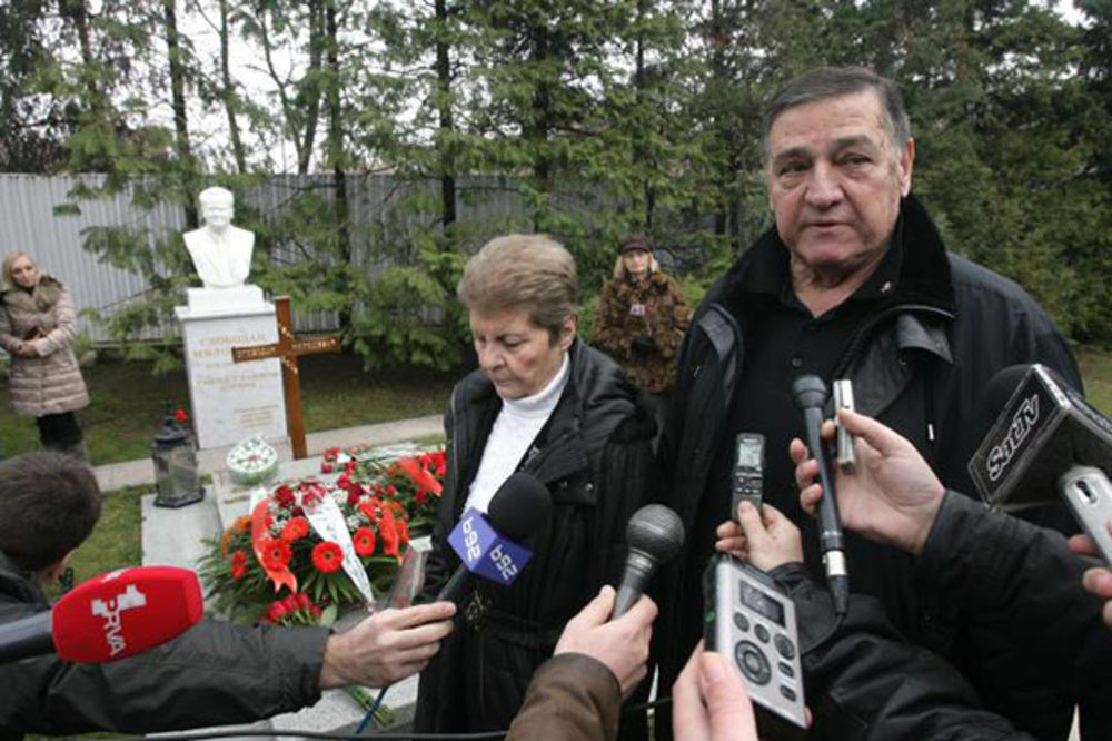 (FOTO) GODIŠNJICA SMRTI MILOŠEVIĆA: Mrkonjić i Vulin odali poštu, Senta salutirao