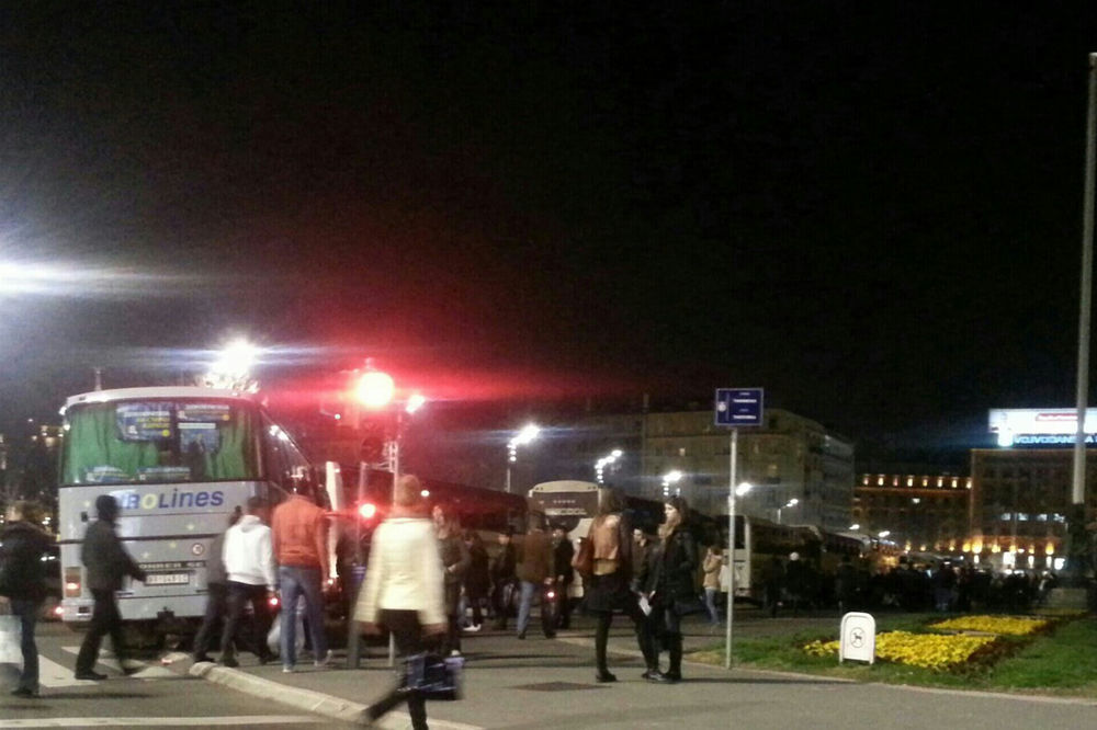 BAHATO PARKIRAMO: Članovi DS dovezli autobuse u najstroži centar Beograda!