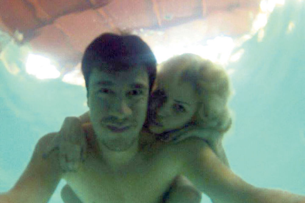 Jelena i Edin potpuno goli pod vodom!